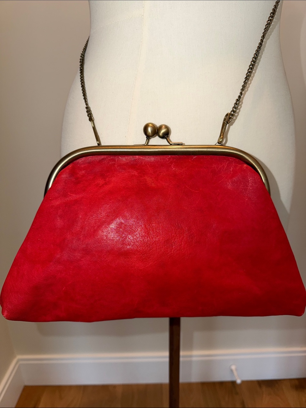 Carpe Diem London Vintage-Inspired Red Kiss-Lock Clutch with Chain Strap